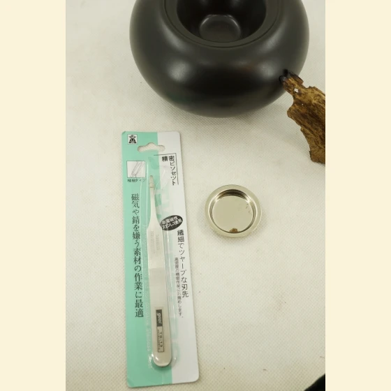 Electric incense burner with galvanized iron plate and clamps