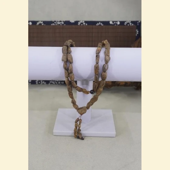 23.04 grams of fast-sinking long chain from Kalimantan, Indonesia.