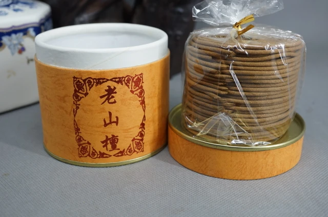 Sandalwood four-hour incense coil