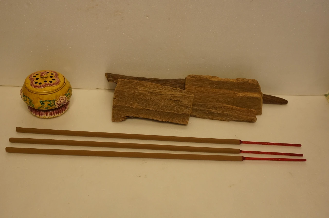 Indonesian Yilian Small Incense Sticks, 18-foot and 16-foot in size