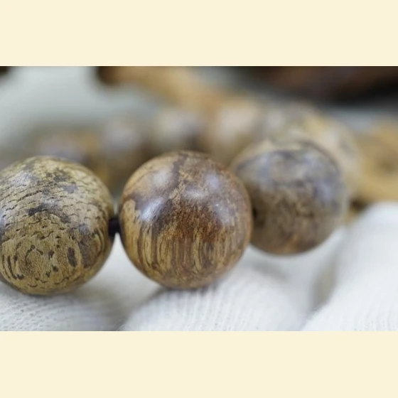 Indonesian mineralized Tarakan 16mm cool-toned liquor, 9/10 ounces, 28.08g.