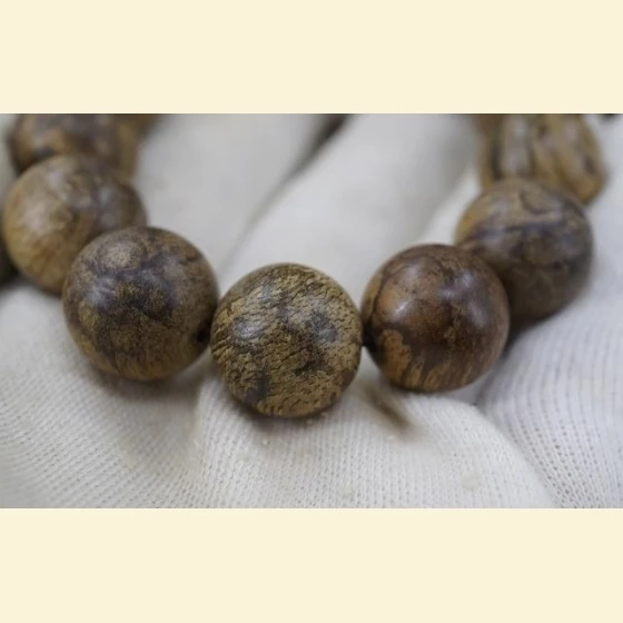 Indonesian mineralized Tarakan 16mm cool-toned liquor, 9/10 ounces, 28.08g.