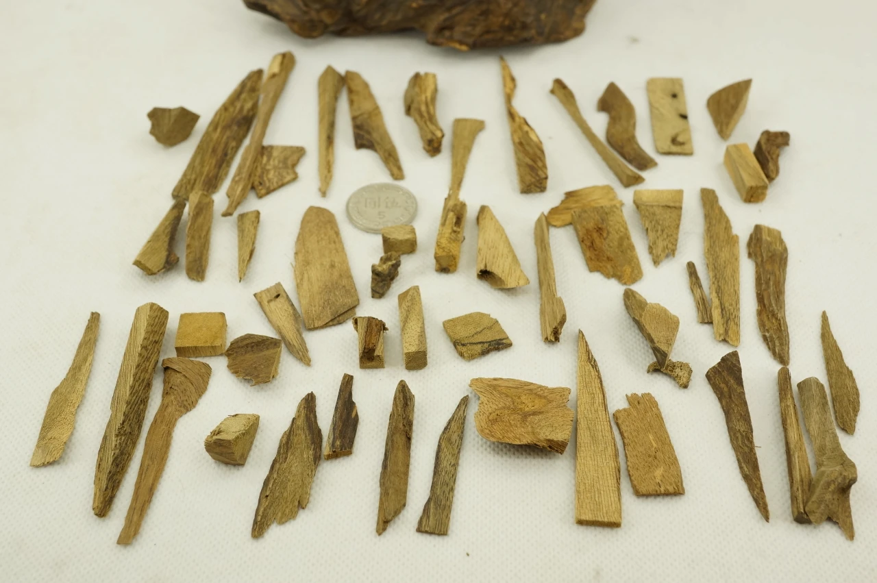 Papuan water-sinking and floating bead scraps/per gram