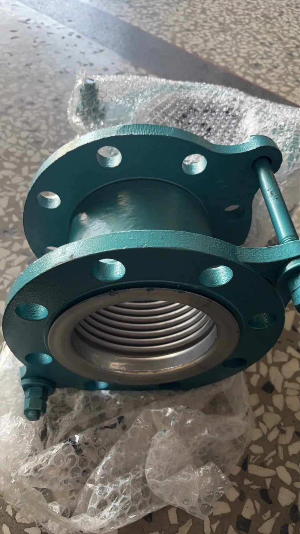 客訂五英寸不鏽鋼防震接頭。歡迎洽詢各類管件