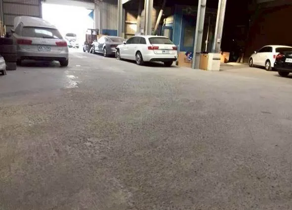 奧迪金廠，地坪破裂起沙塵，施作後止滑美觀不起沙