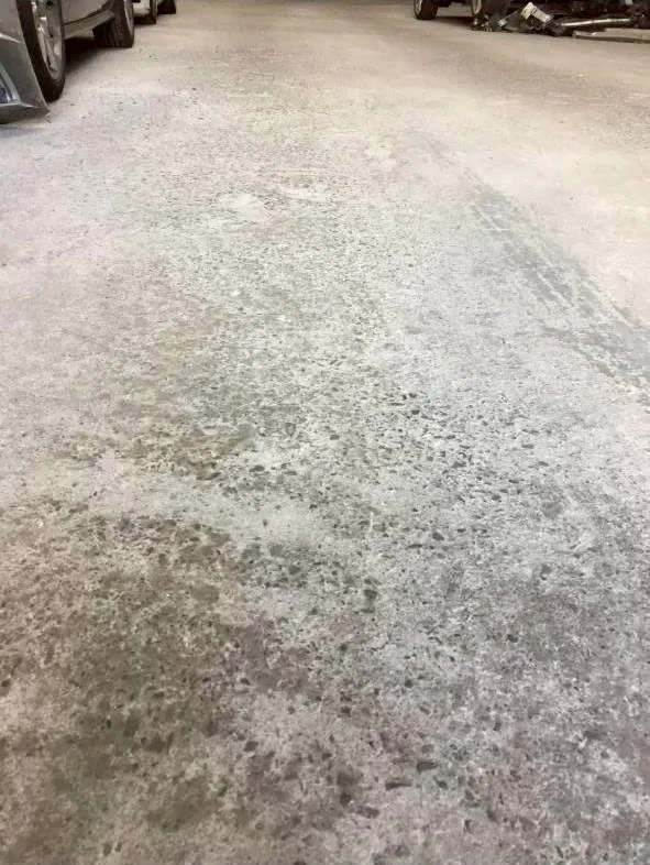 奧迪金廠，地坪破裂起沙塵，施作後止滑美觀不起沙