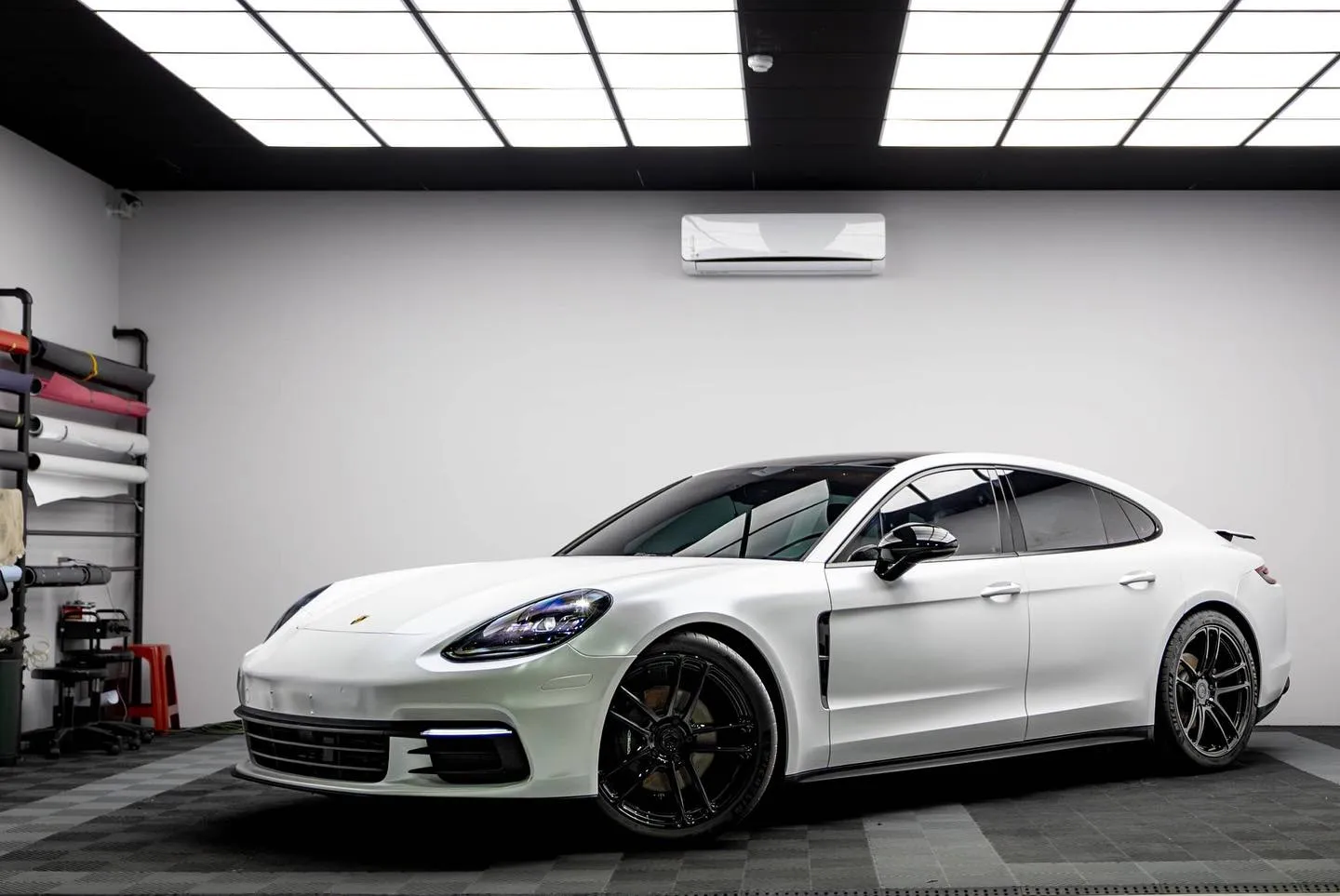 Porsche #Panamera全車改色-電光金屬白、大燈淺燻黑犀牛皮