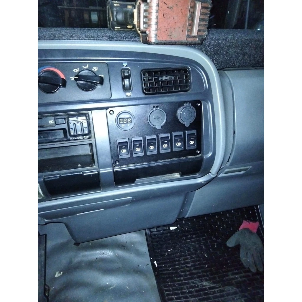 【高總裁LED 】台灣現貨 車用電壓表 獨立開關 快充USB 12V 24V 改裝車開關 開關控制板 6開關