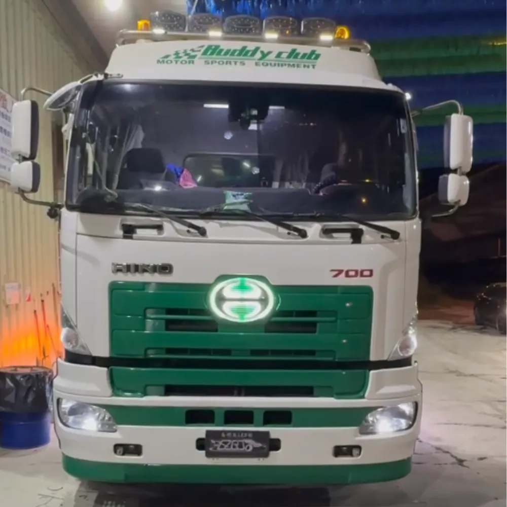 🔥🚛 HINO車標一亮 💡雙色小魚眼工作燈切換照射 ✨鋁製邊燈一路延伸 🇯🇵日式方格尾燈點亮那瞬間