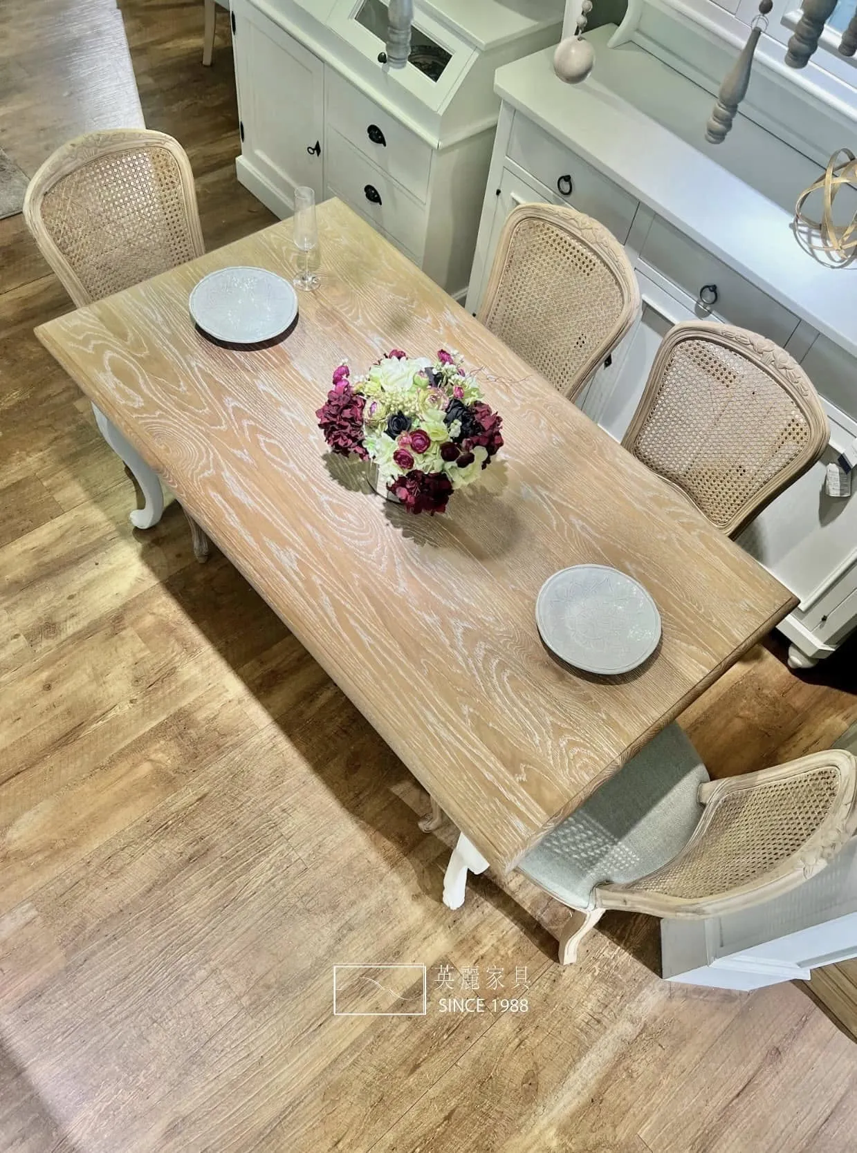 《Victoria Dining Table｜維多莉亞餐桌》