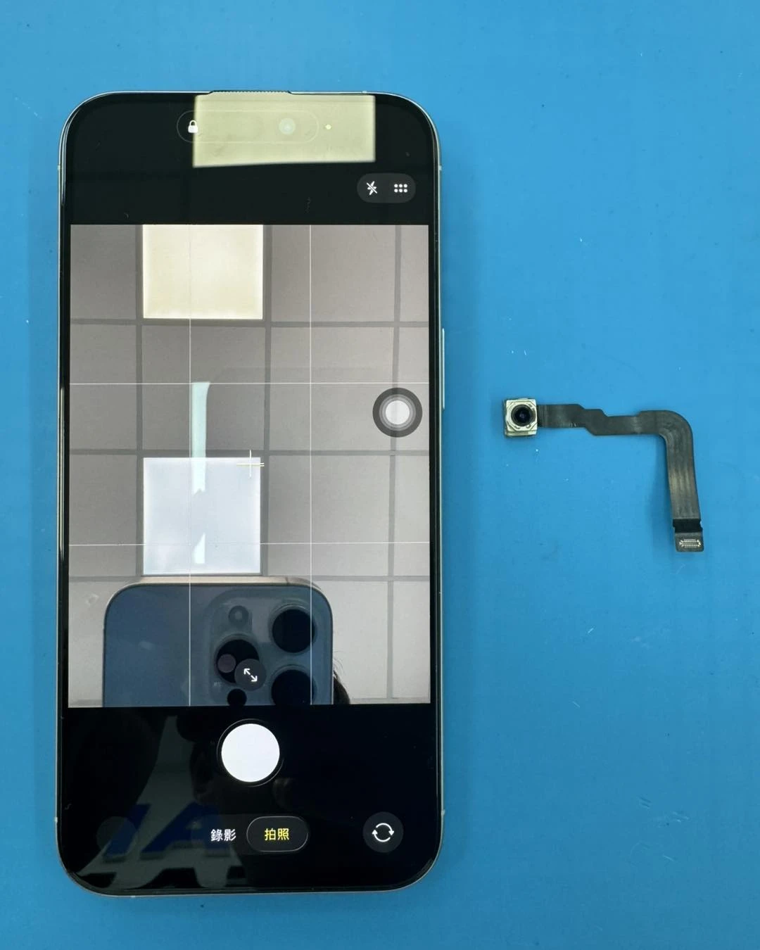 iPhone 15 Pro Max 前鏡頭彩色條紋維修