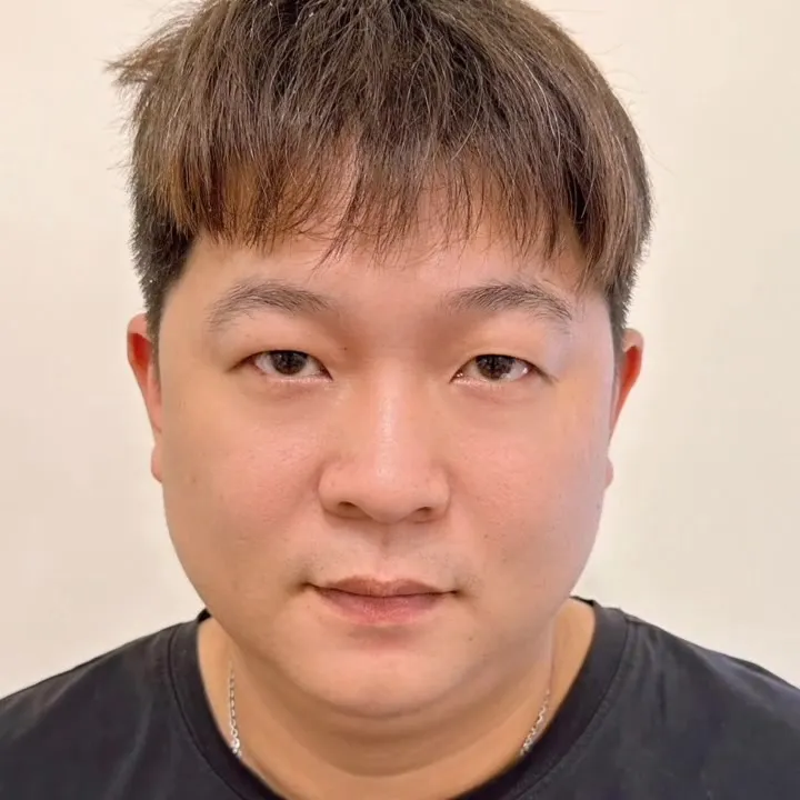 顧客左上眉峰有深層的疤痕