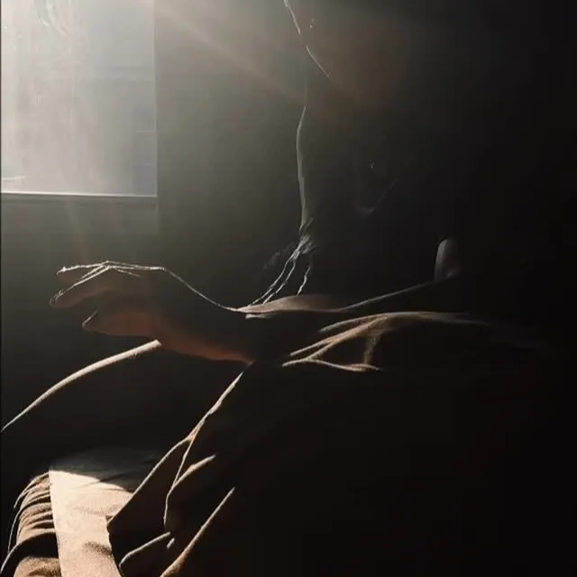 今天午後的陽光特別溫柔， 在冬天裡落下了一絲暖意。