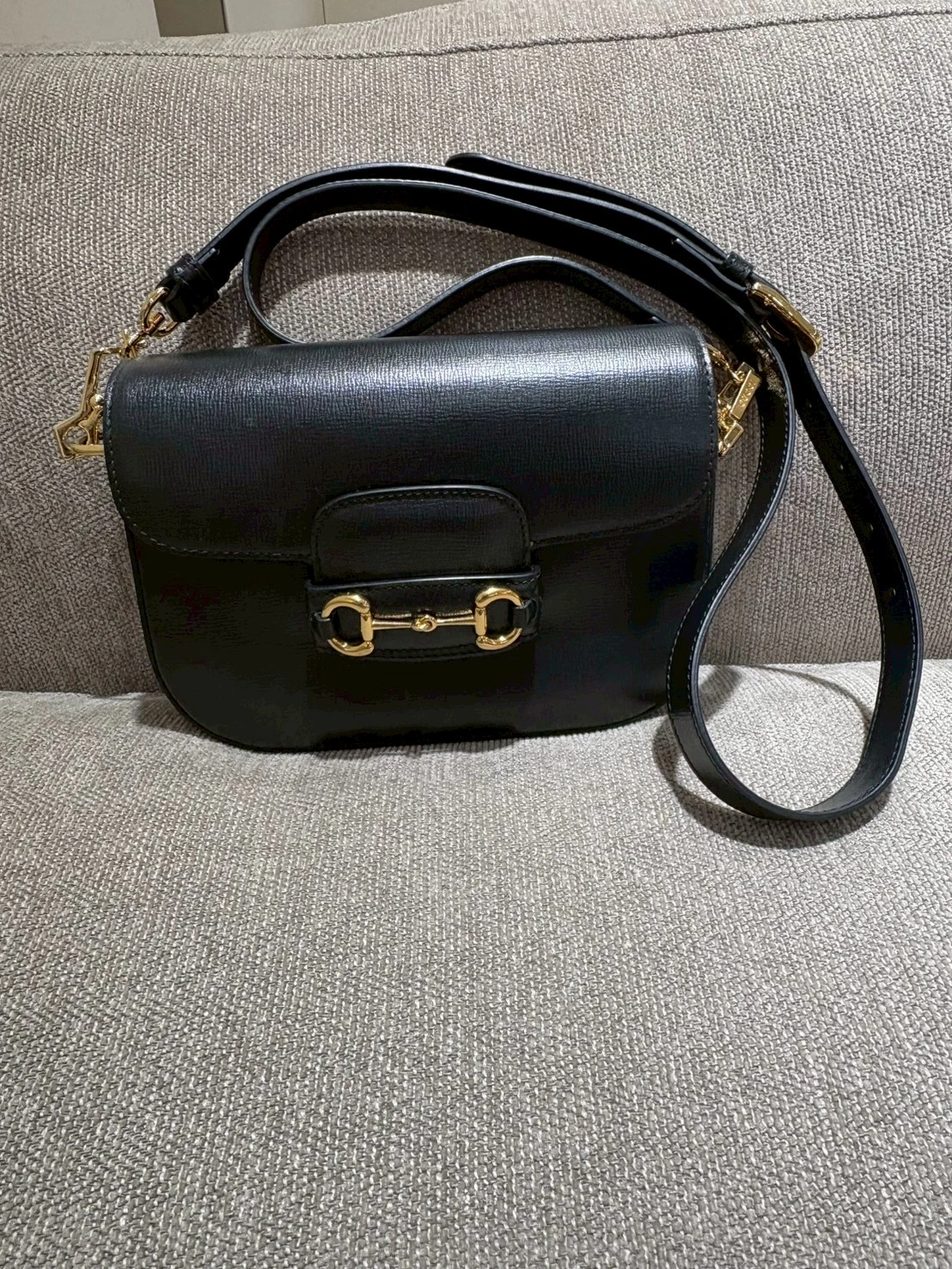 GUCCI  Horsebit1955系列黑色皮革斜背包 小號