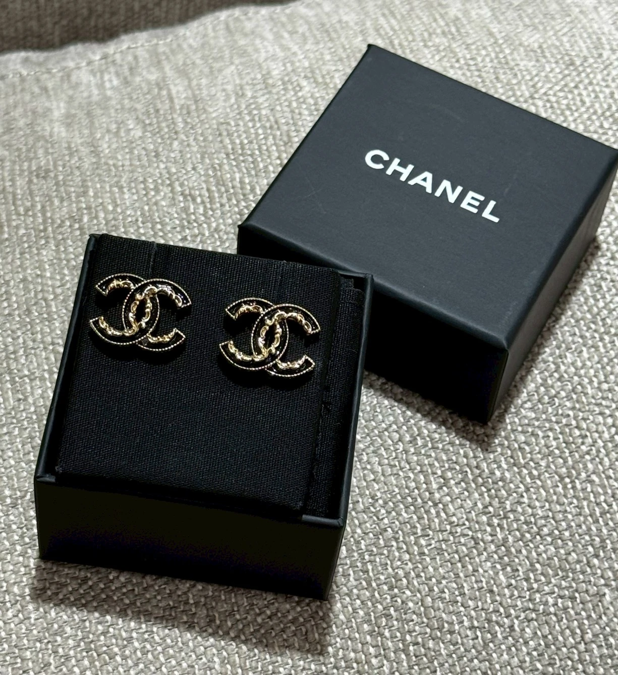 CHANEL 黑色琺琅和金色金屬cc耳釘