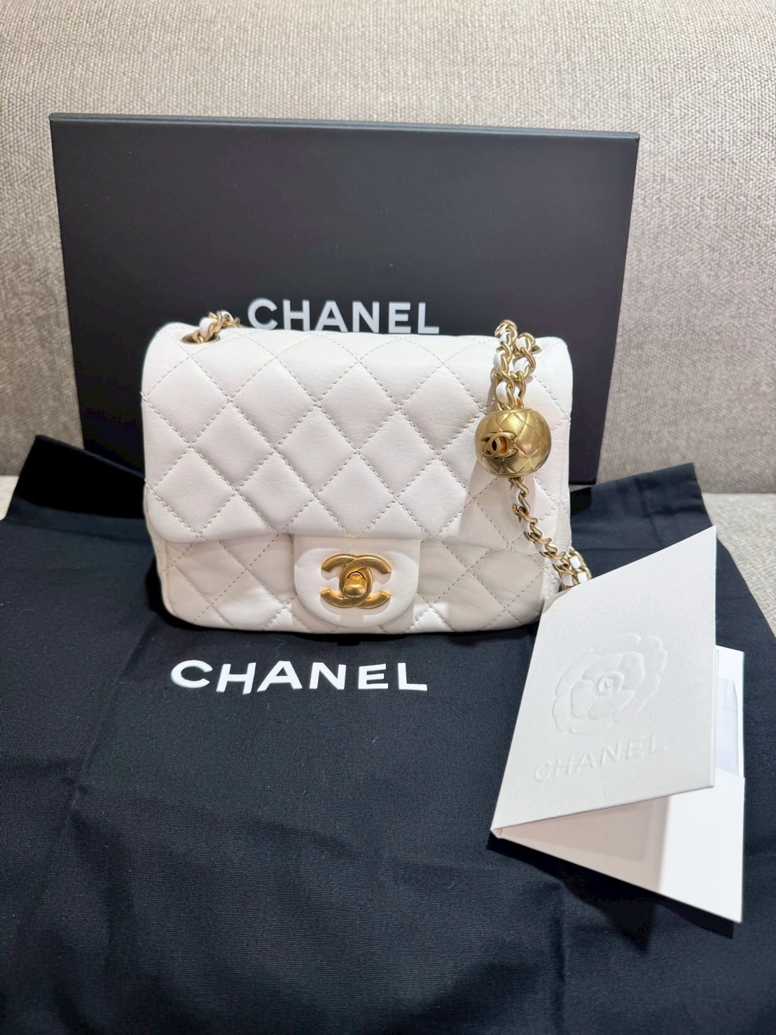 CHANEL 金球白色方胖晶片款