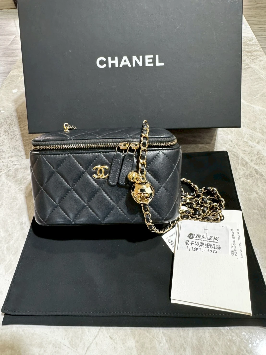 CHANEL經典菱格小羊皮足球金球可調節鍊帶斜背長型化妝