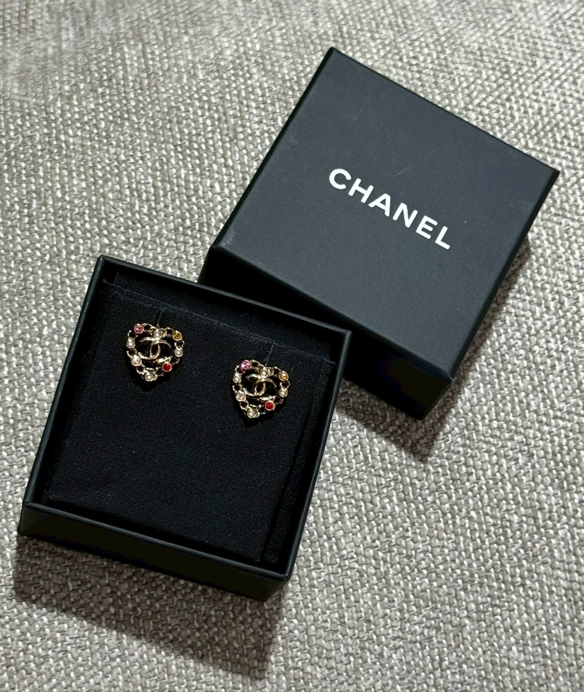 CHANEL 愛心彩鑽鏤空耳釘