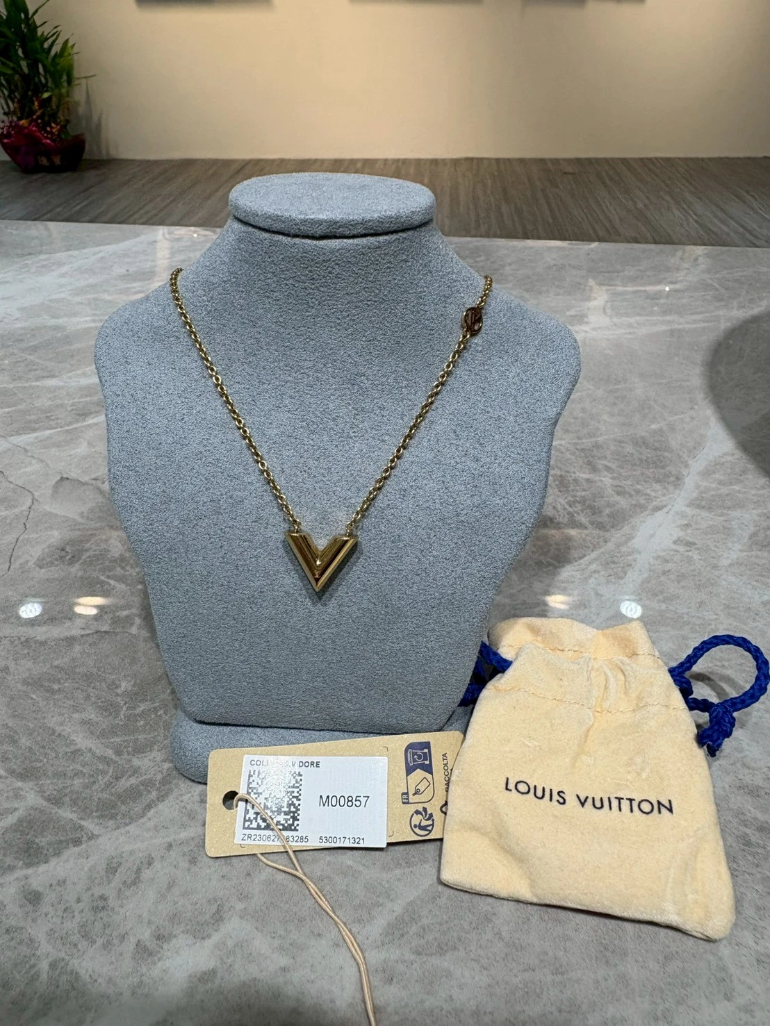 Louis Vuitton  金色V字項鍊