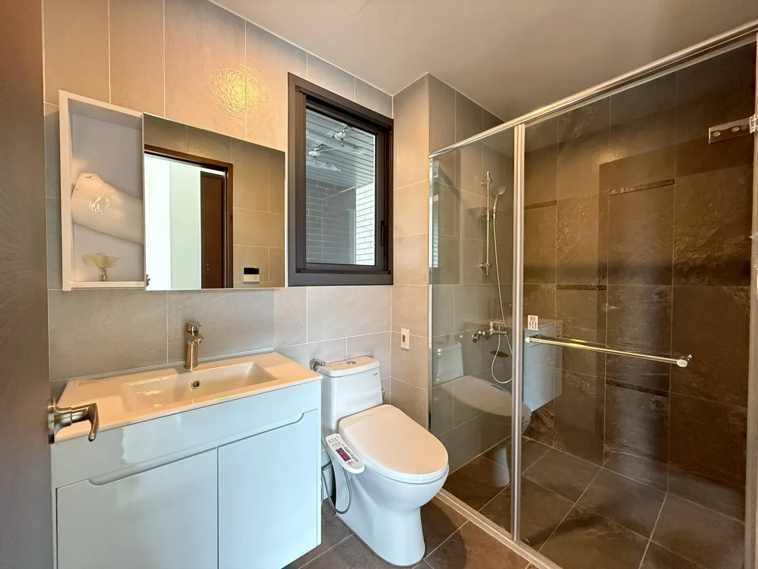 鼎泰中城|中區|三房|平車|2188萬   鼎泰中城|台中|中區|買房|三房平車|首購買房|捷運宅