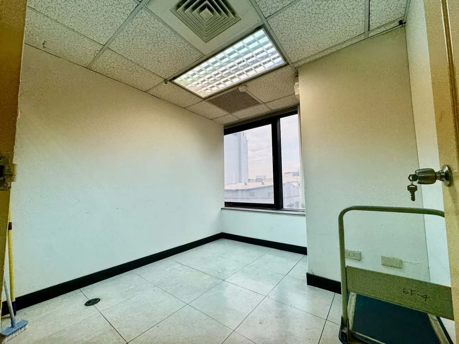 國產都心|台中|北區|商辦出售|辦公室出售|商辦推薦|700萬    台中商辦｜北區商辦｜台中買商辦｜北區辦公室｜買辦公室｜台中買辦公室｜投資置產｜商辦投資｜微型商辦