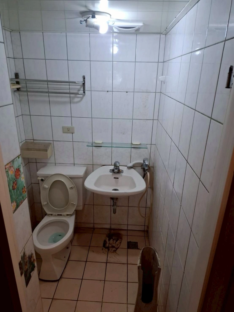 台中南屯區｜衛浴翻新、地面、牆面防水、角偶貼布｜台中衛浴翻修｜太平衛浴翻修