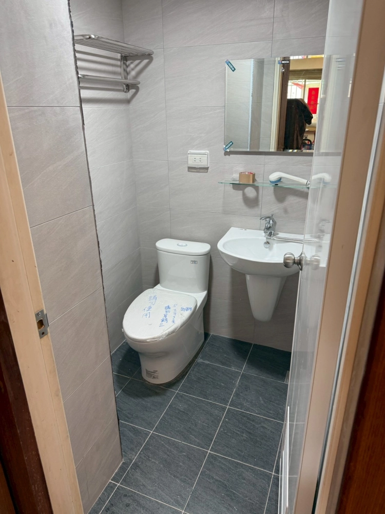 台中南屯區｜衛浴翻新、地面、牆面防水、角偶貼布｜台中衛浴翻修｜太平衛浴翻修