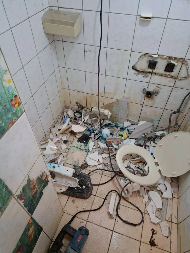 台中南屯區｜衛浴翻新、地面、牆面防水、角偶貼布｜台中衛浴翻修｜太平衛浴翻修