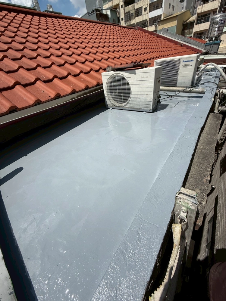 台中西屯區｜屋頂舊有防水刨除、清潔，施做PU防水塗層