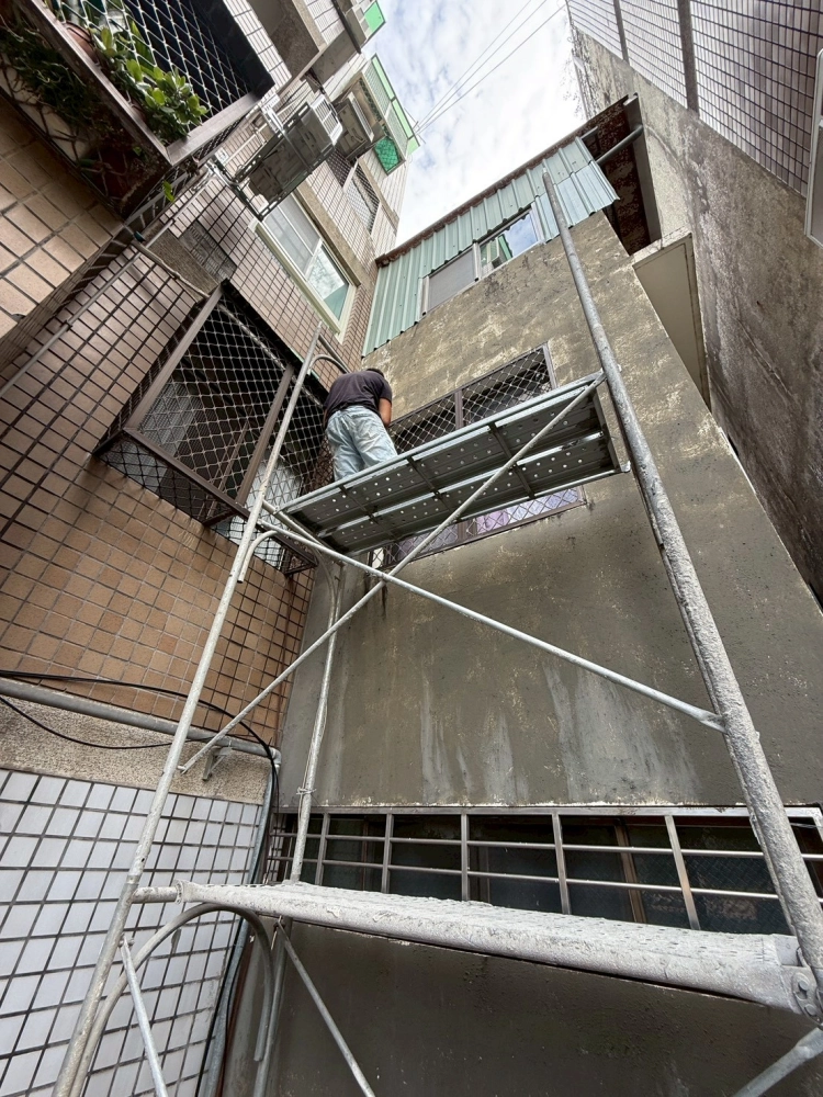 台中北區｜舊有防水刨除，施做新防水後貼磁磚