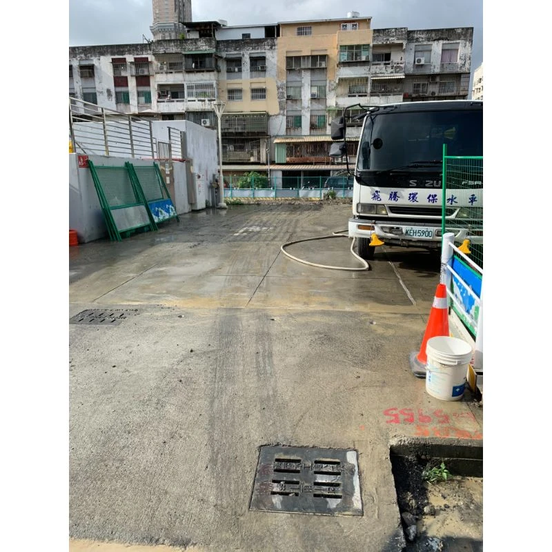 下雨天 維持道路清潔 配合工地進進出出車輛沖洗輪胎泥土