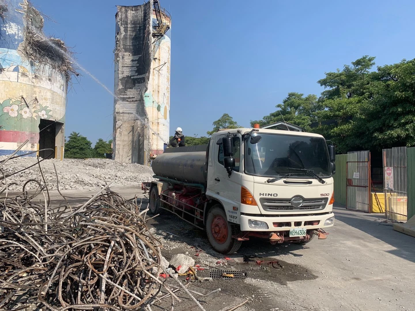 大型儲槽拆除工程 水車配合抑制揚塵