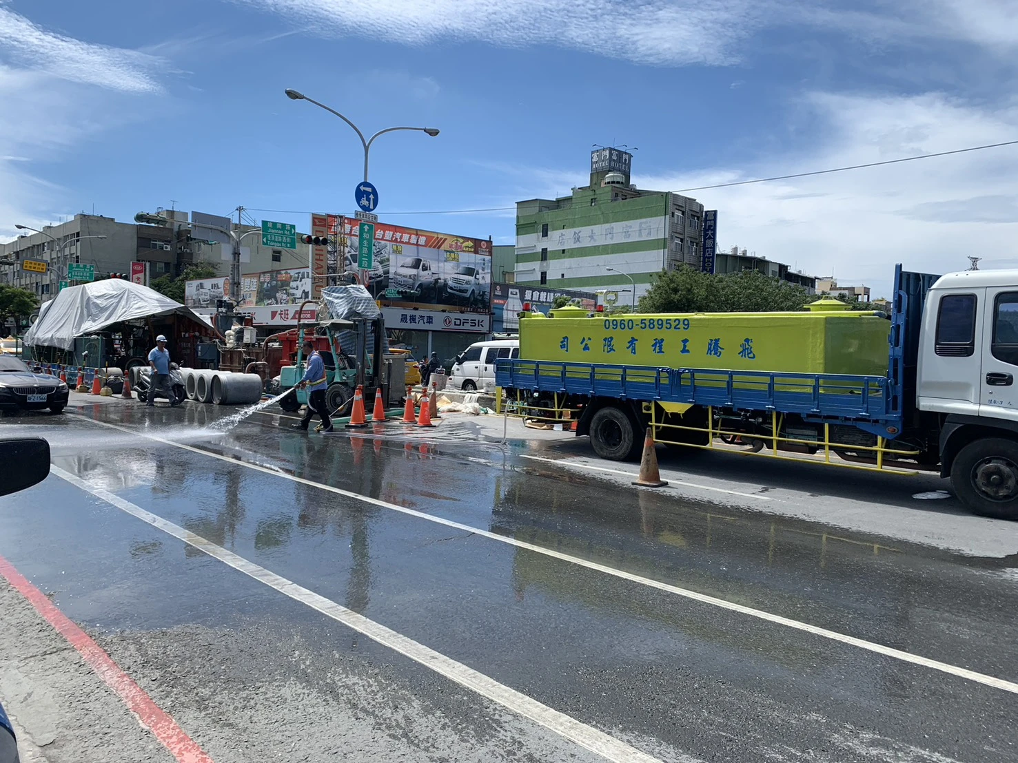 地下污水推管作業 水車配合補水 維持路面清潔