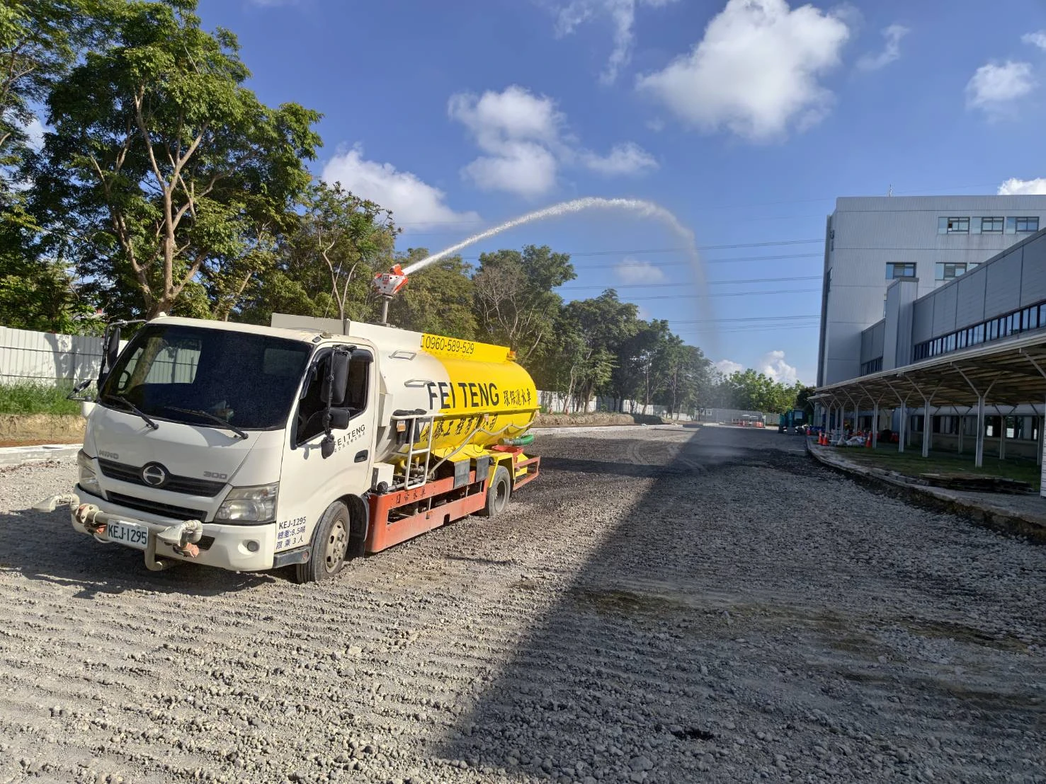 配合壓路機灑水，道路清洗