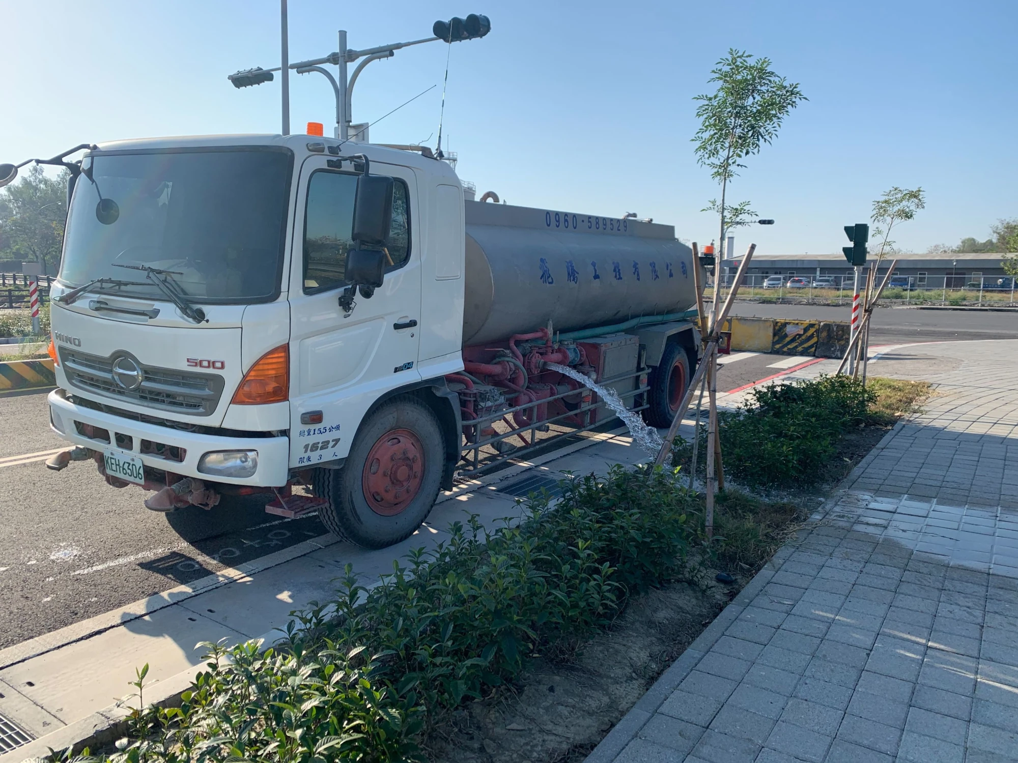 新建道路 人行道分隔島園藝灑水澆灌