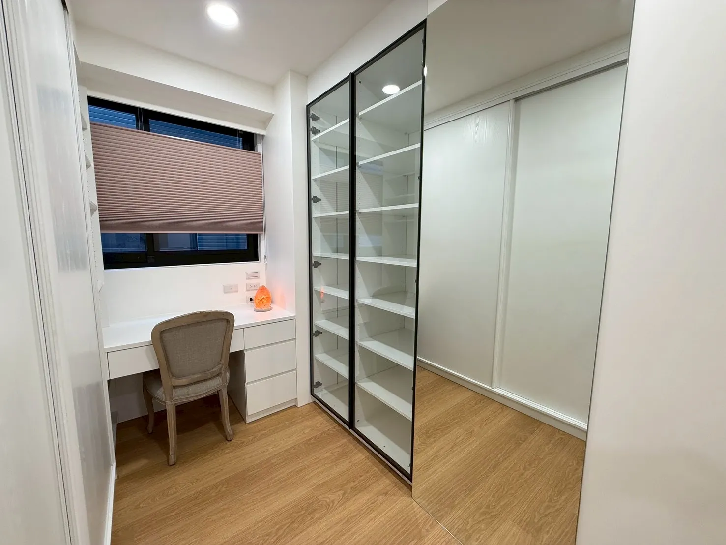 臥室收納怎麼做？兼具美感與機能的系統櫃設計法