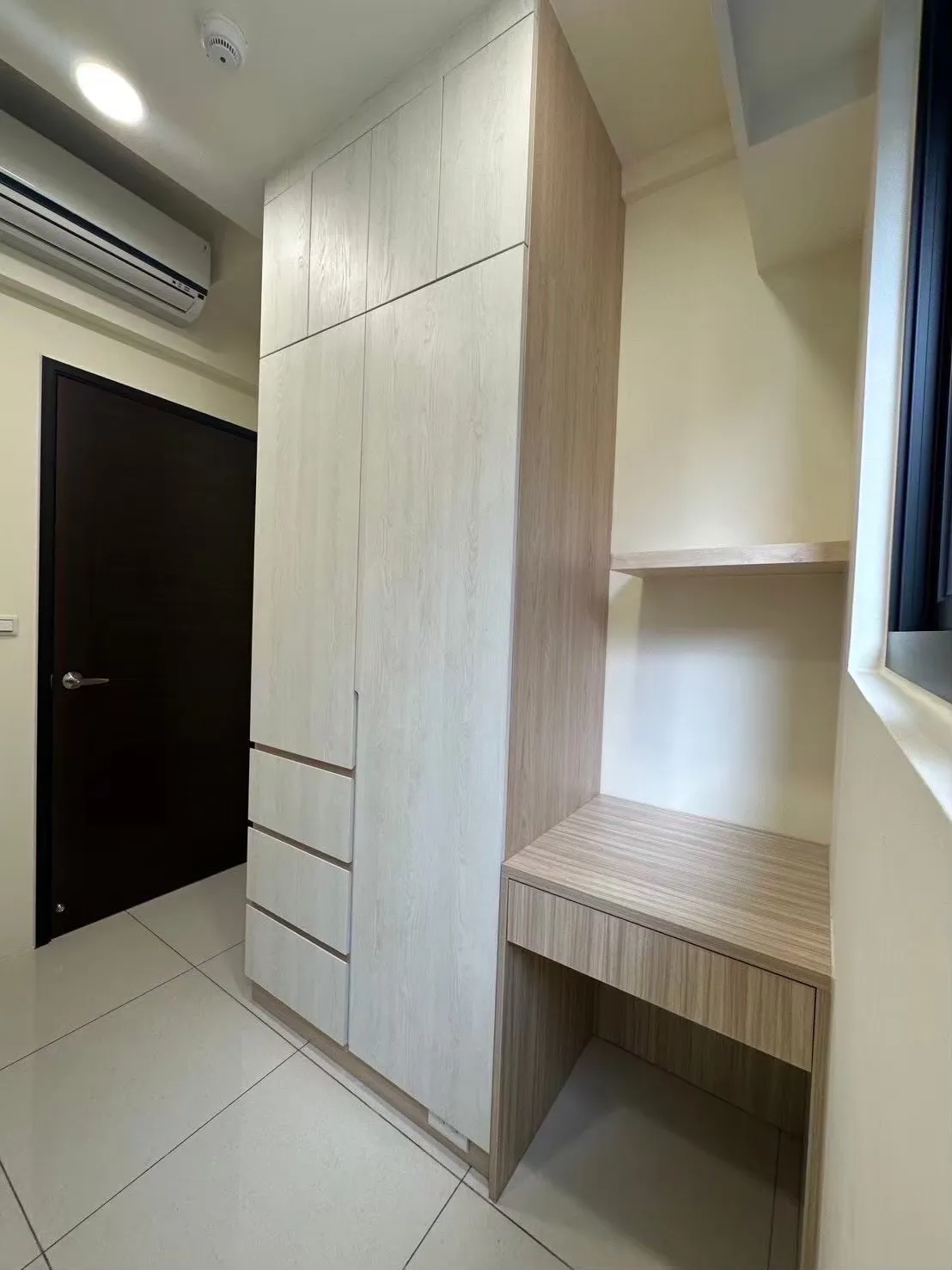 桃園租屋小坪數套房系統收納設計,衣櫃結合書桌的一體式垂直收納櫃,提升收納機能並放大坪效,適合租屋族空間規劃。