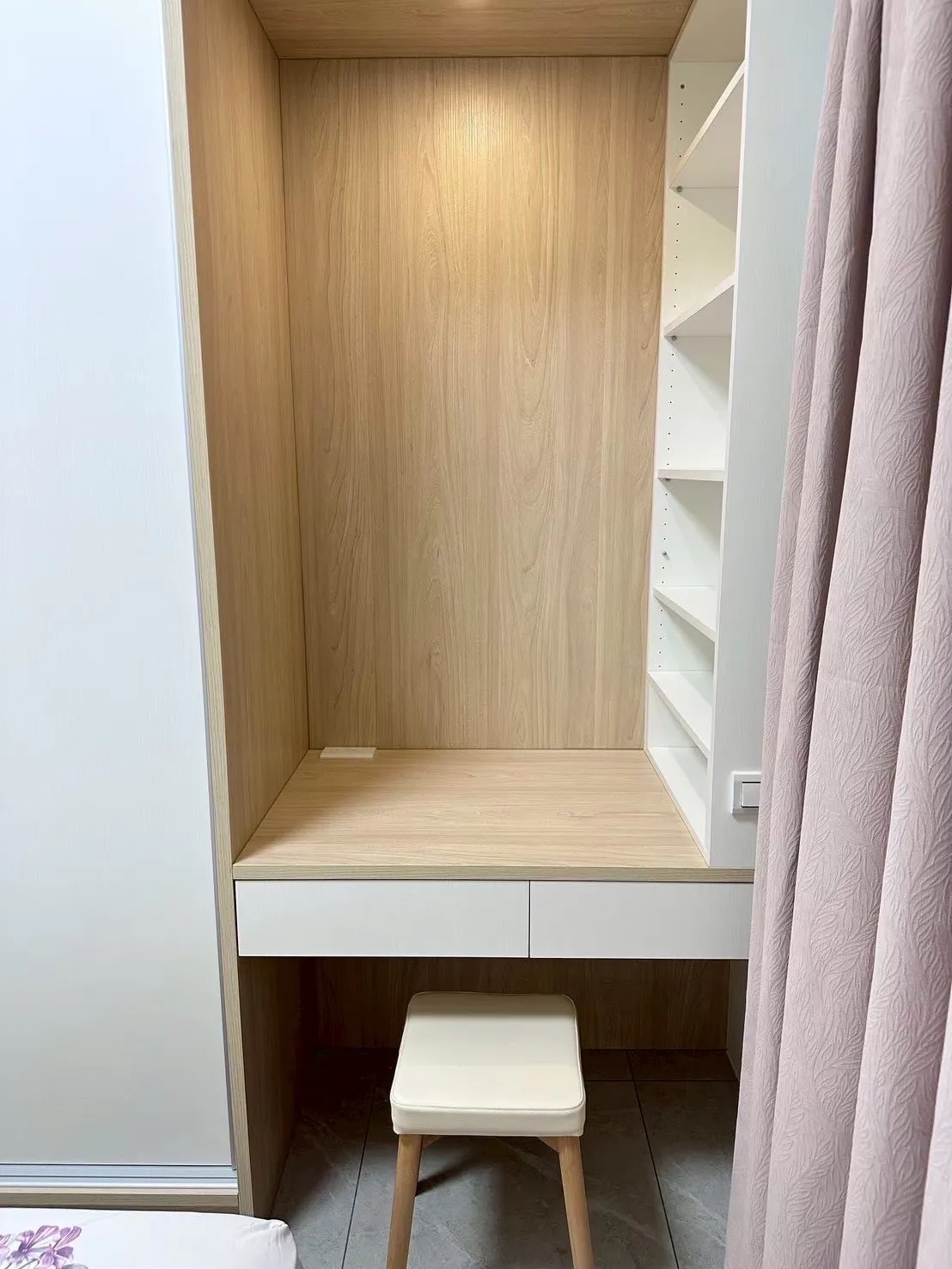 兩房小坪數臥室的收納型書桌規劃，以凹洞式設計整合層架與桌面，提升使用機能並保留開放空間感。