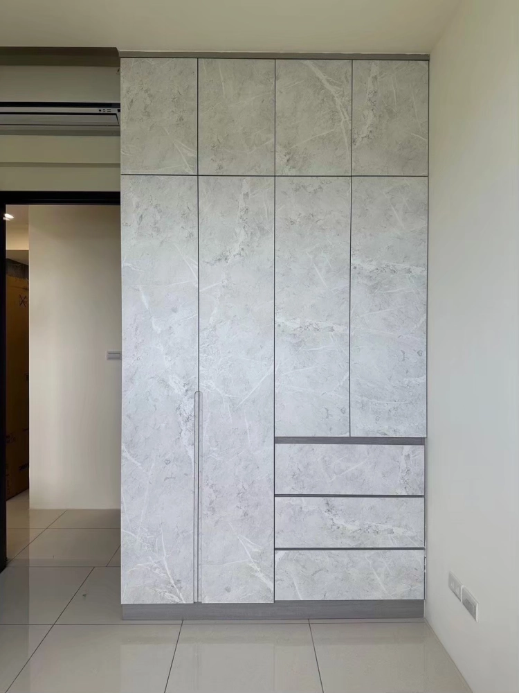 臥室頂天系統衣櫃設計,採用淺灰石紋門片與隱藏把手,櫃體做到天花板提升收納量並維持立面整潔,適合小坪數臥室收納規劃。