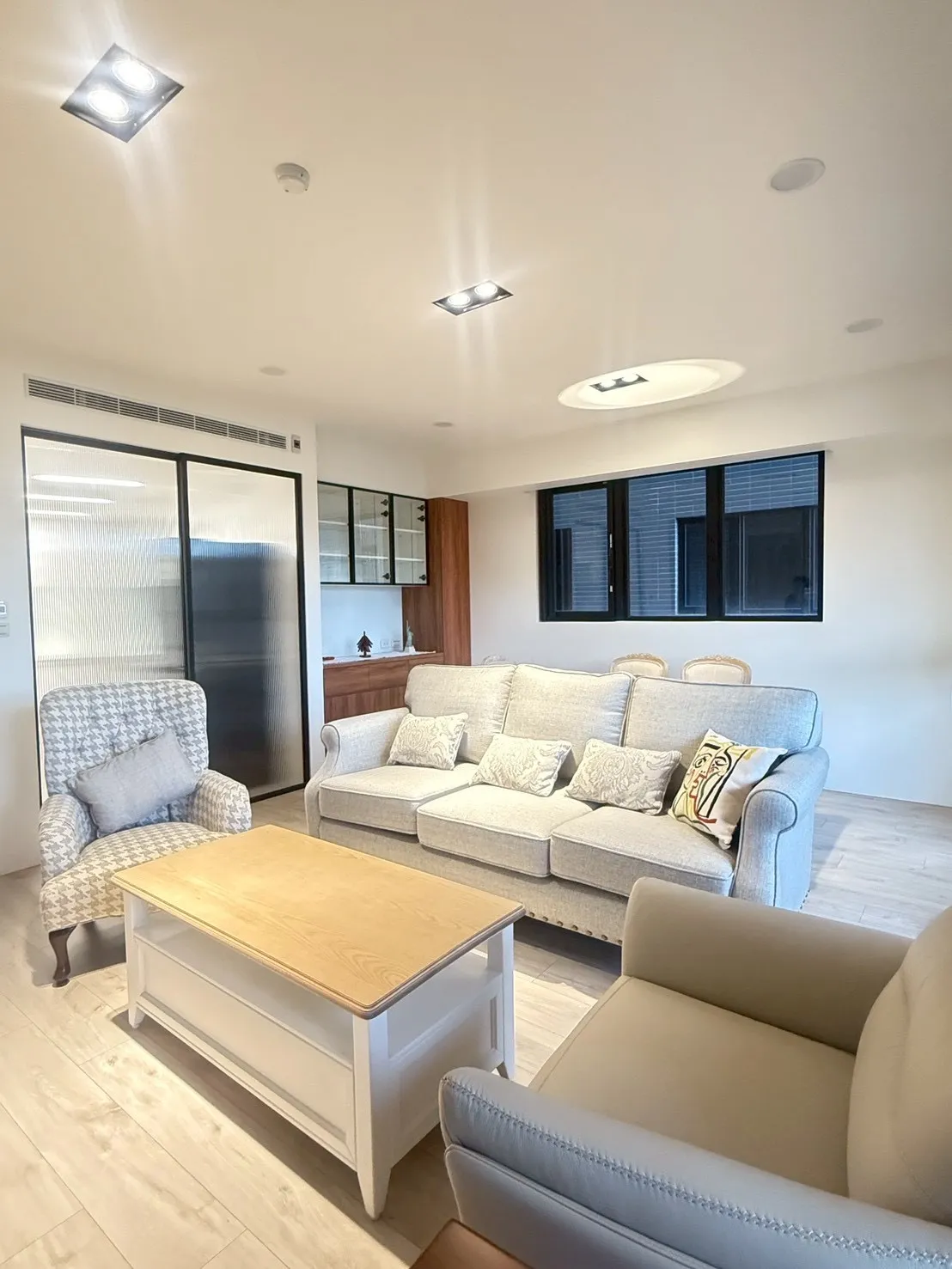 以木質與布織家具打造的客廳空間，呈現生活美學與放鬆的居家氛圍設計