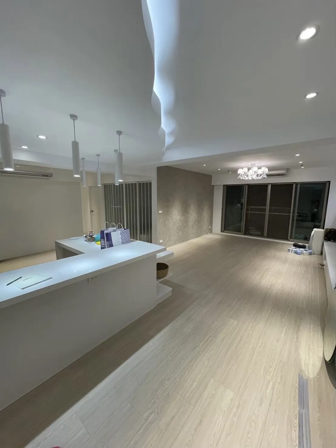 開放式公共空間室內設計，全區採用高 CP 值木紋地坪與流線型天花造型，透過燈光與材質比例配置，展現兼顧美感與成本控制的裝潢預算規劃策略。