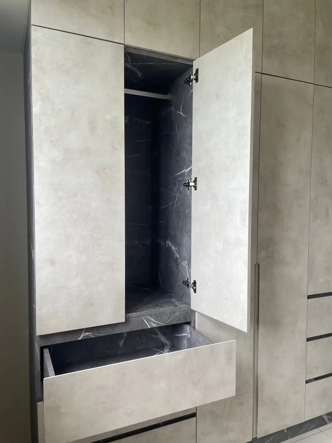 系統櫃空間設計案例,高櫃開門收納搭配下方抽屜整合,展示系統櫃優缺點分析中的收納機能與模組設計細節。