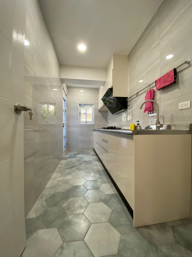 台南市東區康小姐