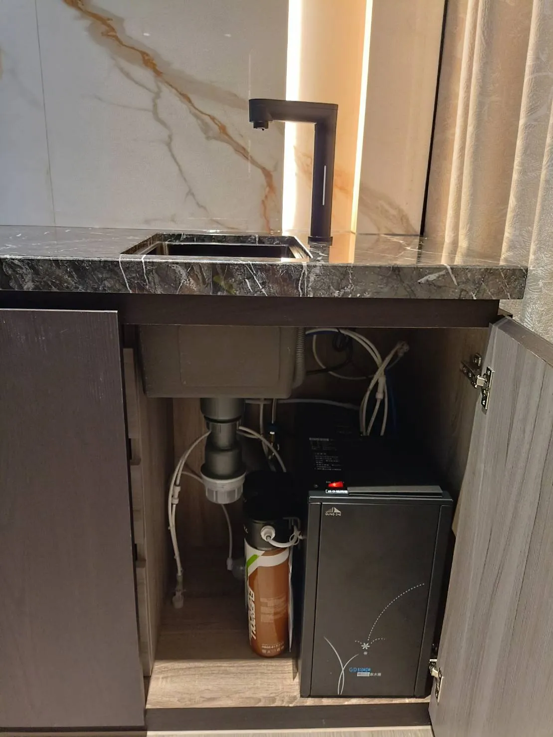 GD800 櫥下觸控式冰溫熱三溫飲水機       GD800 櫥下觸控式冰溫熱三溫飲水機