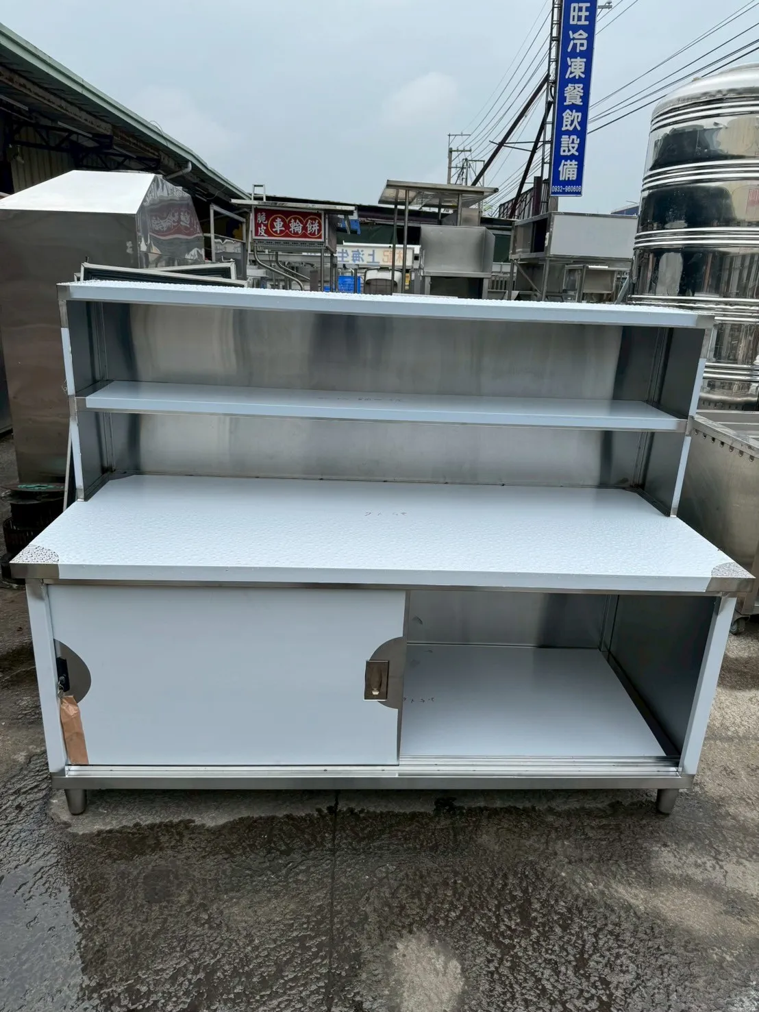 2.5尺*6尺2層三面封+吧檯高60cm兩層+喇叭腳工作台