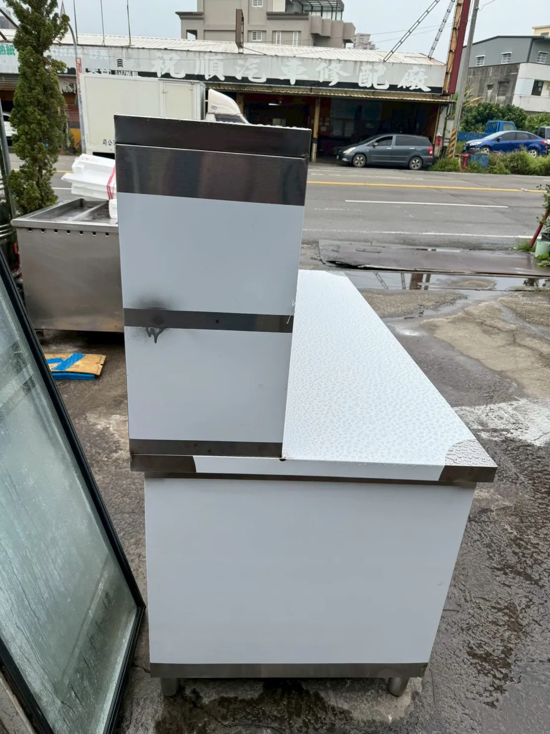 2.5尺*6尺2層三面封+吧檯高60cm兩層+喇叭腳工作台