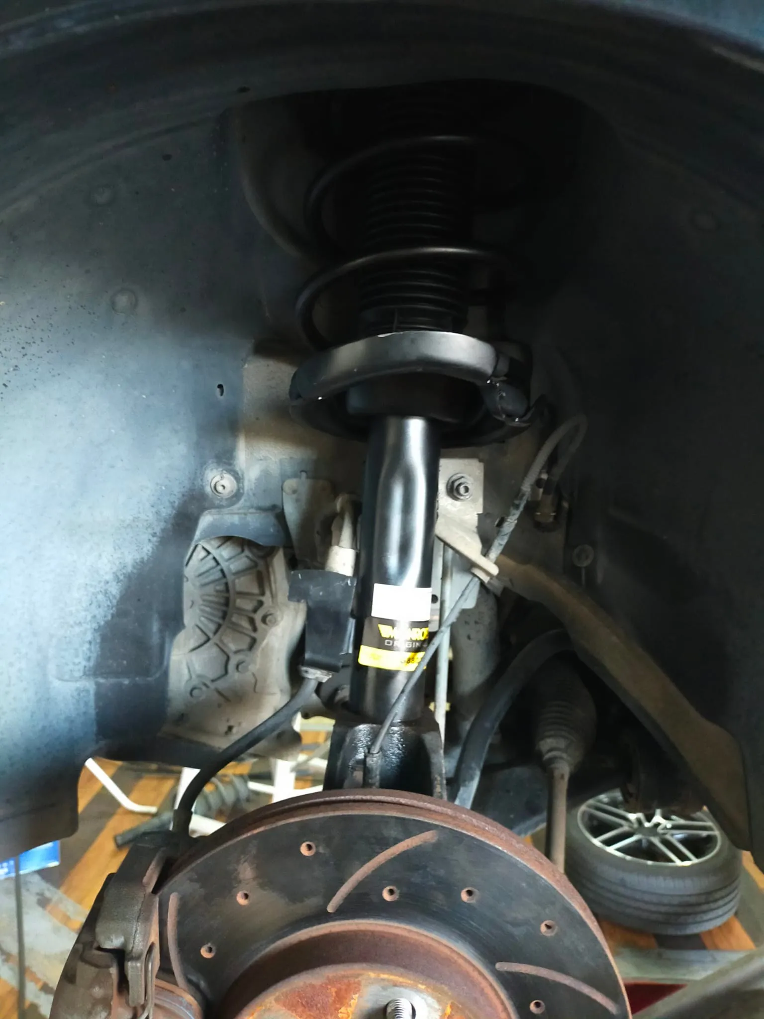 感謝好友謝董信任來廠酯定ER530機油保養愛車，變速箱油，煞車油，水箱精，電瓶，更換前後避震器！