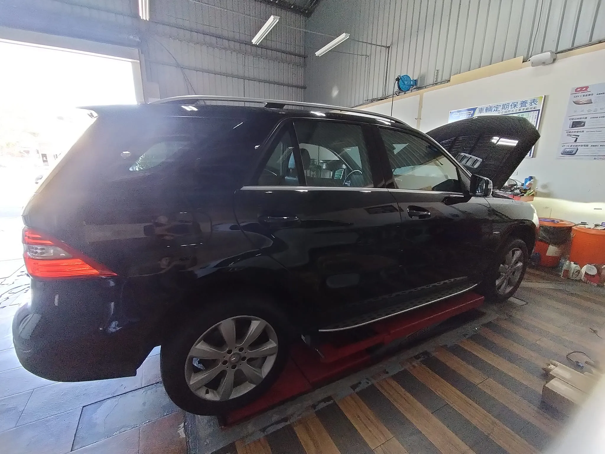 感謝曾董信任來廠保養愛車，維修電尾門老化更換，處理抖動底盤行駛異音！