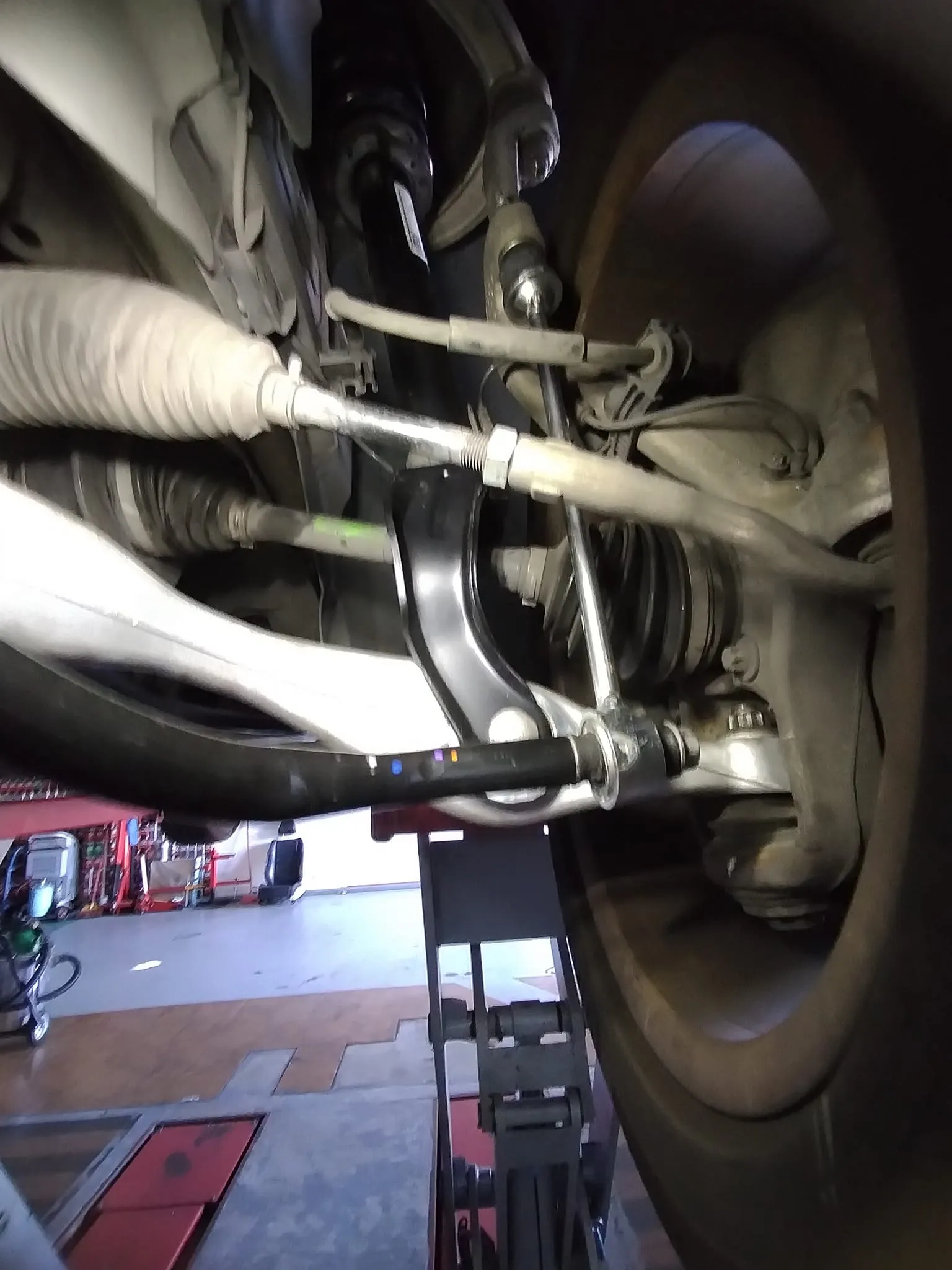 感謝曾董信任來廠保養愛車，維修電尾門老化更換，處理抖動底盤行駛異音！