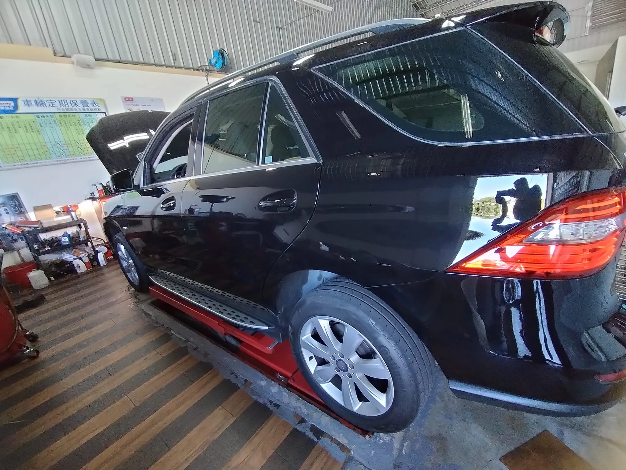 感謝曾董信任來廠保養愛車，維修電尾門老化更換，處理抖動底盤行駛異音！